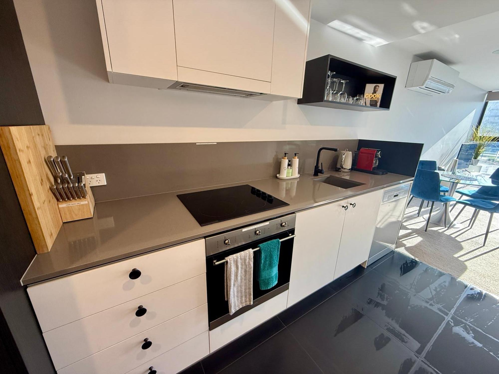 Midnight Luxe 1Br 1Bath Apartment 104 In The Heart Of Braddon Pool Sauna Secure Parking Wine Wifi Canberra Esterno foto