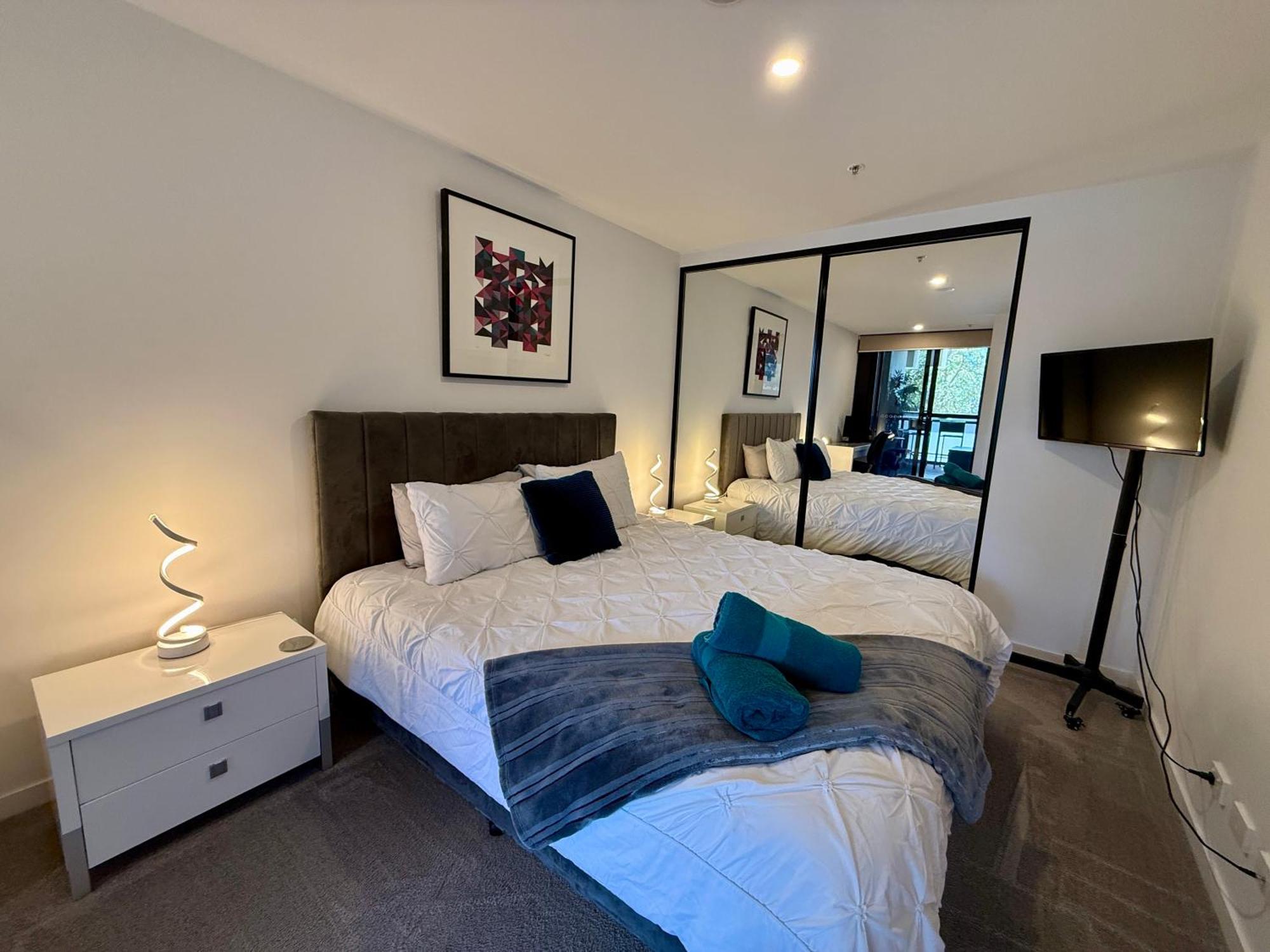 Midnight Luxe 1Br 1Bath Apartment 104 In The Heart Of Braddon Pool Sauna Secure Parking Wine Wifi Canberra Esterno foto